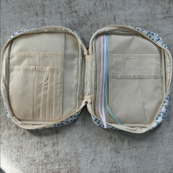 Quilted Bible Cover Case for Women with Handle, Bible Bag with Zippered Pocket - Picture 2 of 3